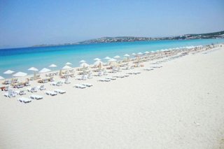 Çeşme Ilıca Plajı beyaz kumlar ve termal etkili deniz